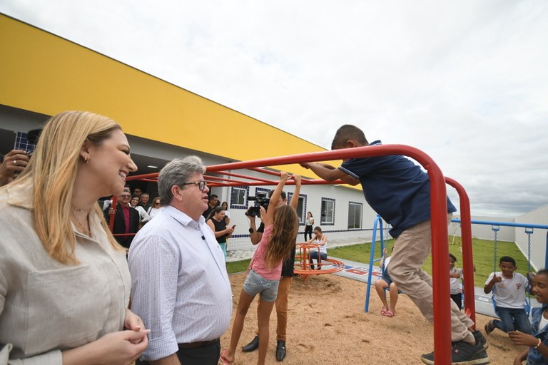 João Azevêdo entrega creche em Bom Jesus e destaca ações do governo para proteção da primeira infância