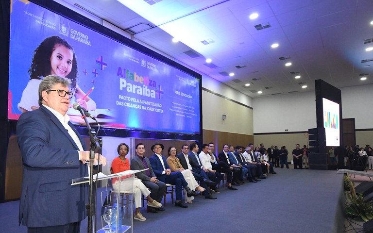 João Azevêdo lança programa de alfabetização na idade certa e potencializa ensino-aprendizagem