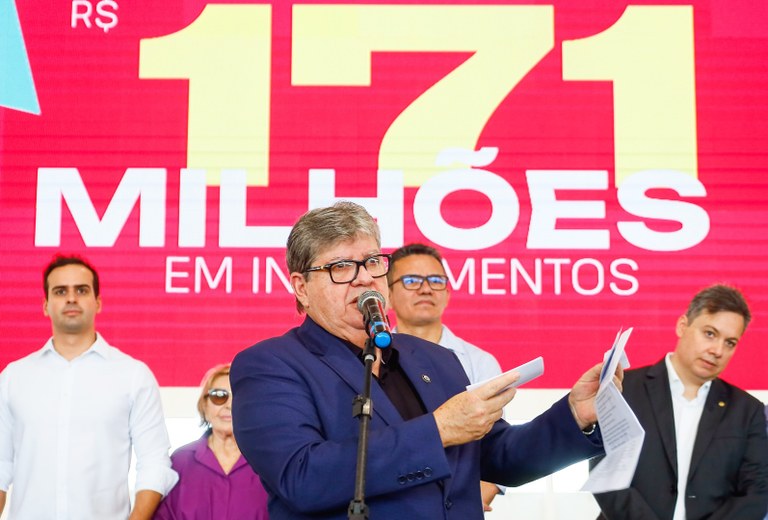 João Azevêdo entrega R$ 171 milhões em equipamentos para as escolas e destaca prioridade de investimentos em Educação