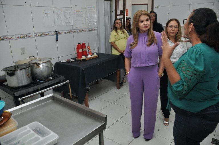 Primeira-dama do Estado visita Casa do Idoso e do Deficiente e discute ações de apoio governamental à instituição