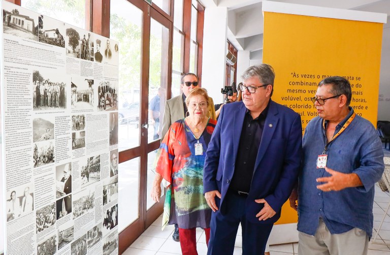 João Azevêdo prestigia abertura da exposição “José Américo em Trânsito” na FCJA