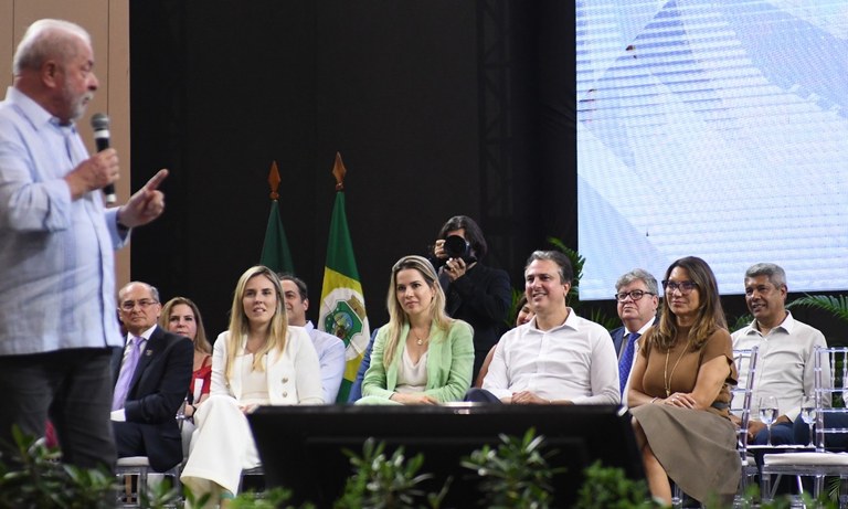 João Azevêdo participa de lançamento do Programa Escolas de Tempo Integral em Fortaleza e destaca realidade dos municípios da Paraíba