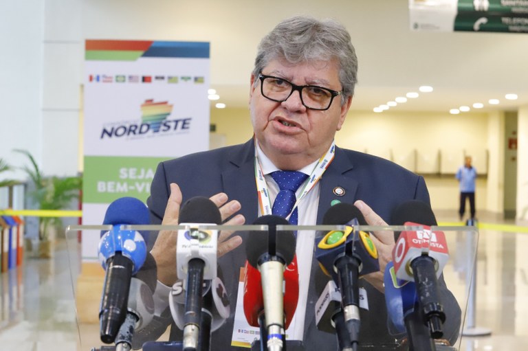 João Azevêdo solicita ao governo federal construção de linhas de transmissão para ampliar investimentos em energias renováveis em reunião do Consórcio Nordeste