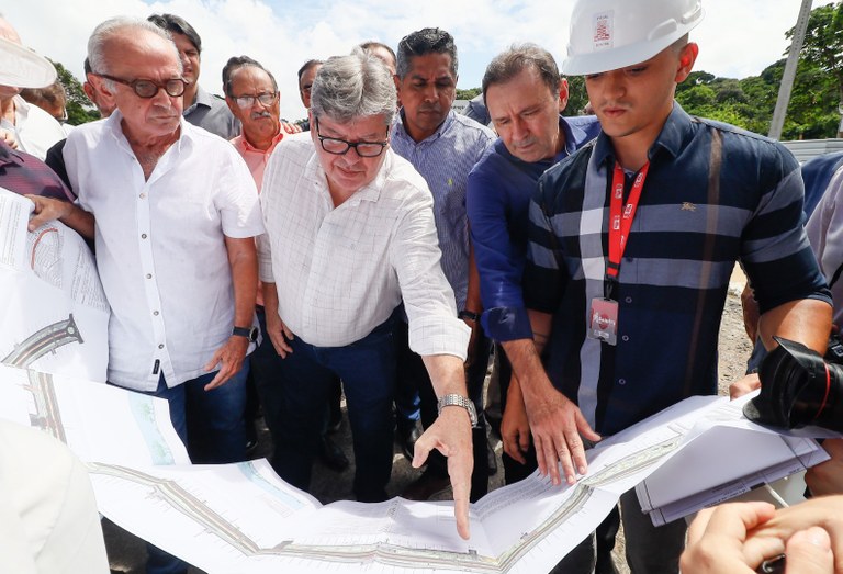 João Azevêdo e Cícero Lucena visitam obras de mobilidade urbana, parques e escola e destacam importância de parceria para o desenvolvimento de João Pessoa