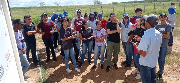 Estudantes da rede estadual de ensino conhecem pesquisas de melhoramento genético de caprinos