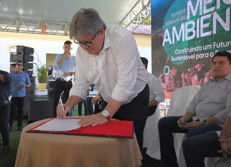 João Azevêdo firma parcerias com instituições de ensino superior e autoriza investimentos em abertura da Semana do Meio Ambiente