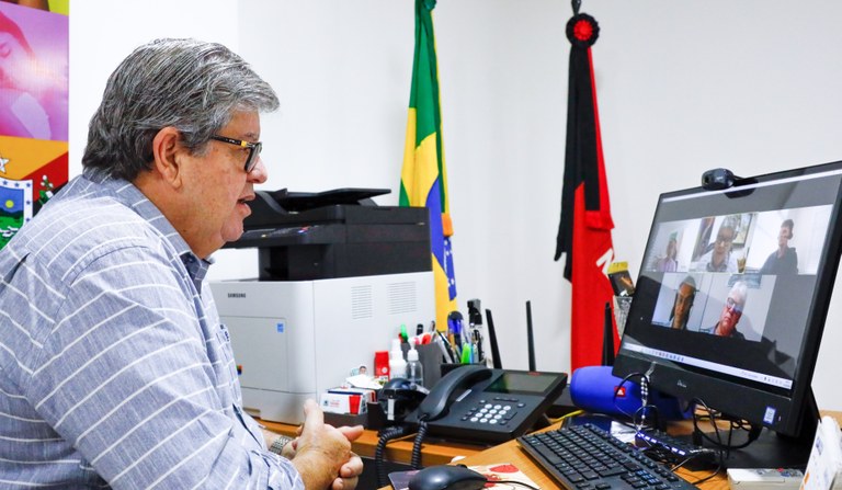 João Azevêdo discute investimentos do Procase II na agricultura familiar com representantes do Fida