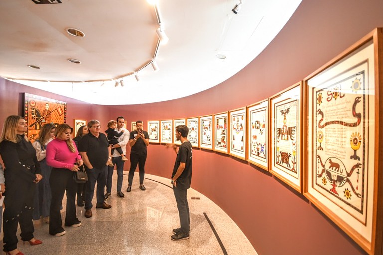 João Azevêdo prestigia exposição de 50 anos do Movimento Armorial, em Campina Grande