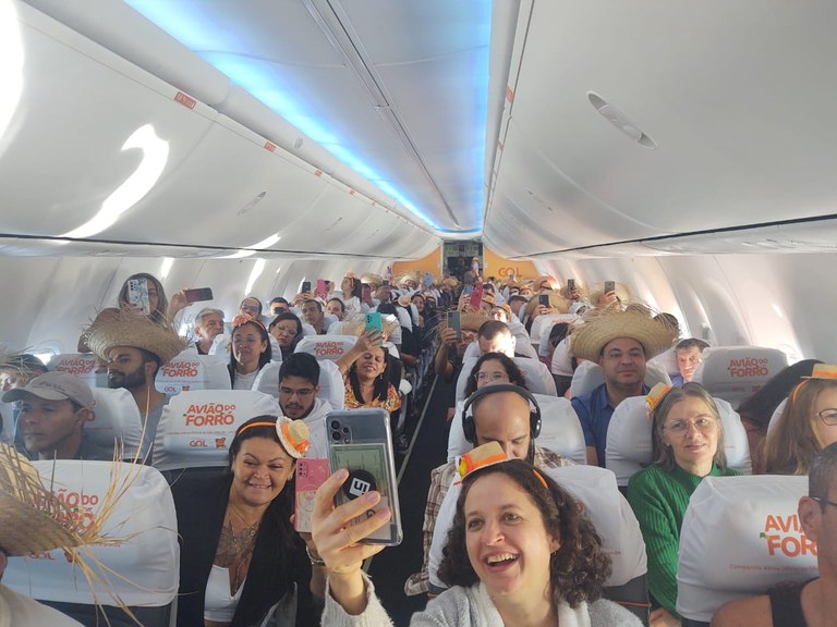 Ação promocional da Gol com Governo do Estado traz turistas para Campina Grande em avião do forró