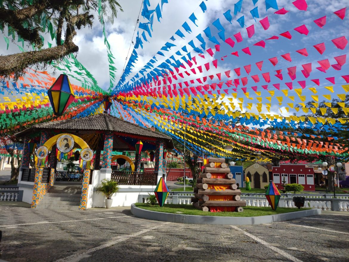 Bananeiras faz abertura da decoração junina com apresentação de quadrilhas