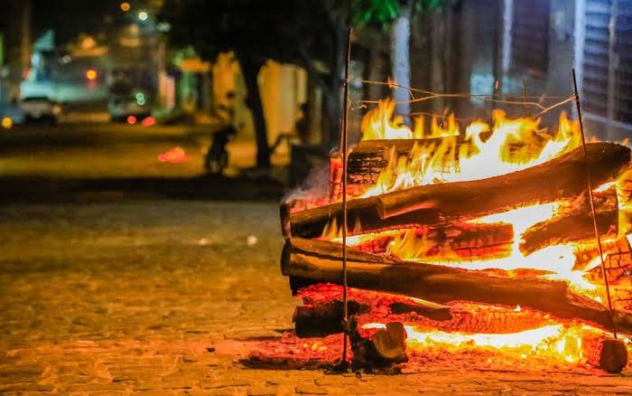 Fogueiras seguem proibidas em áreas urbanas da Paraíba e descumprimento da norma gera multa de mais de R$ 600