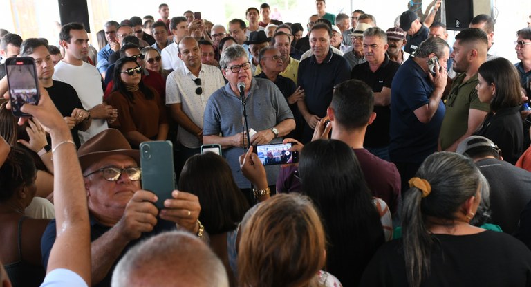 João Azevêdo inaugura travessias urbanas e visita obras de educação em Santana dos Garrotes, Nova Olinda e São José de Caiana