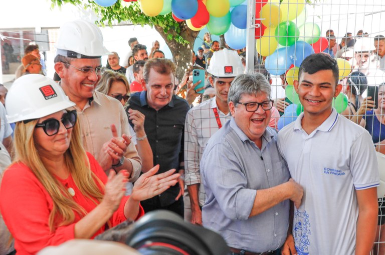 João Azevêdo entrega travessia urbana de Cachoeira dos Índios e visita obra de complexo educacional