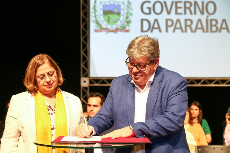 João Azevêdo e ministra Cida Gonçalves assinam acordo de cooperação técnica e Patos ganha a primeira Casa da Mulher Brasileira do Sertão