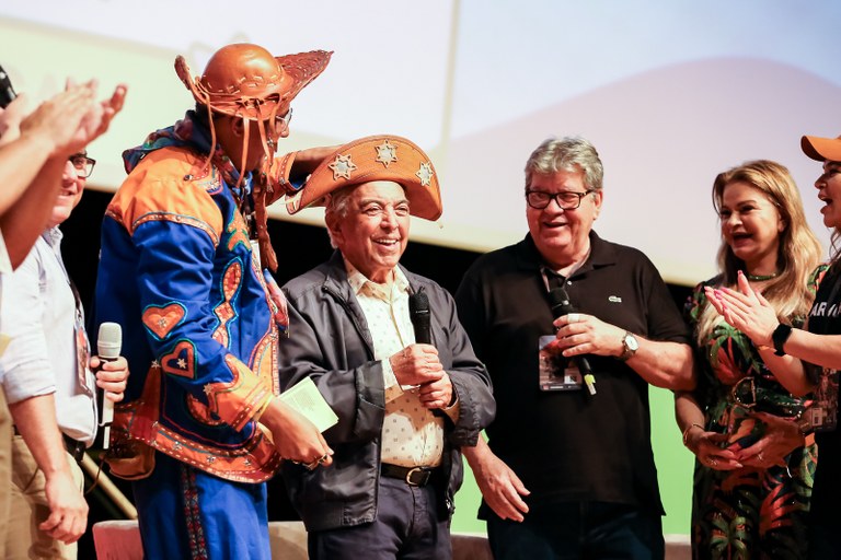 João Azevêdo prestigia evento de cultura pop Imagineland e homenageia cartunista Maurício de Sousa