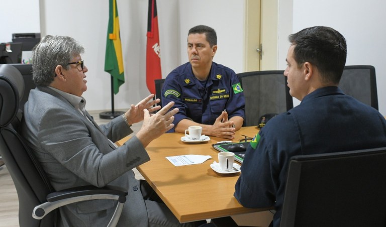 João Azevêdo recebe visita de cortesia de representantes da Capitania dos Portos e destaca harmonia nas relações institucionais