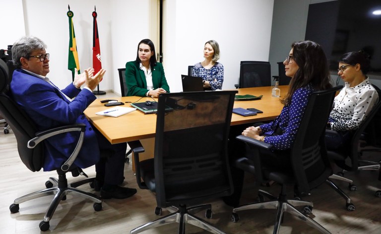 João Azevêdo discute instalação de parque eólico na região de Pocinhos com representantes da EDP