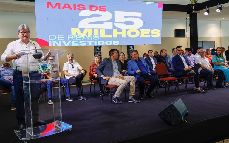 João Azevêdo entrega mais 60 ônibus escolares e garante conforto e segurança no transporte de alunos paraibanos