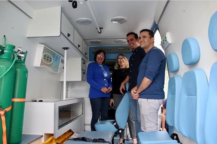 Vice-governador entrega ambulância do Programa Coração Paraibano ao Hospital Regional de Queimadas