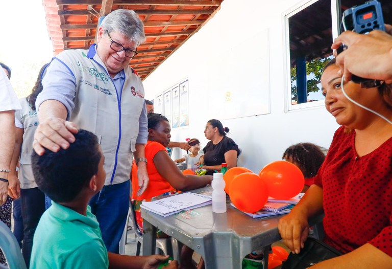 João Azevêdo visita Caravana da Rede Cuidar e inspeciona obras da PB-394 em Cajazeiras