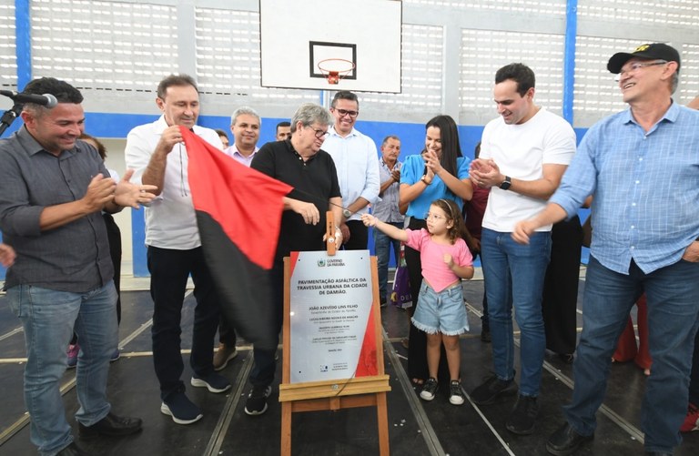 João Azevêdo entrega travessias urbanas e equipamentos para laboratórios de escola em Barra de Santa Rosa e Damião