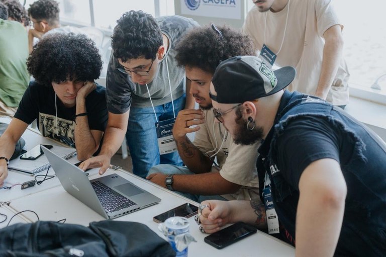 Mais de 100 estudantes do Projeto Limite do Visível participam da maratona de Inovação na Expotec 2023