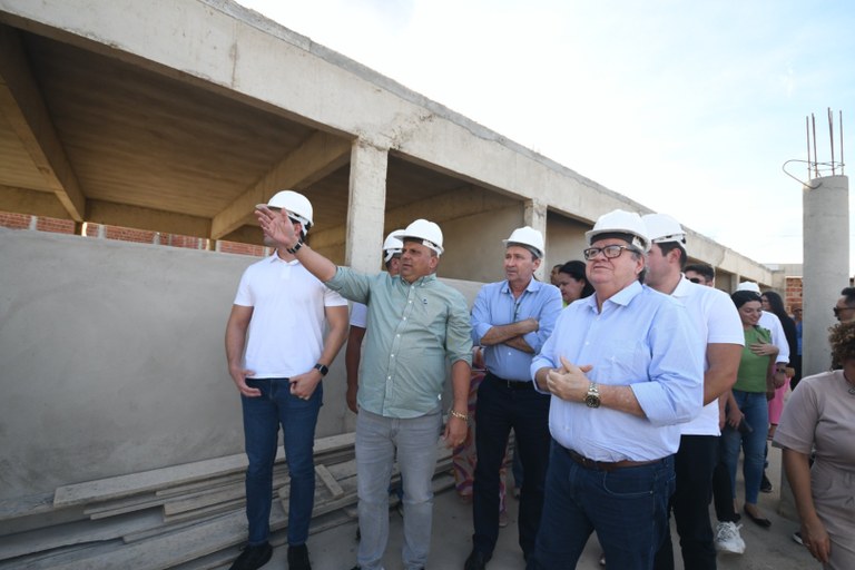 João Azevêdo inaugura pavimentação asfáltica, inspeciona obras de educação e anuncia novos investimentos em Princesa Isabel