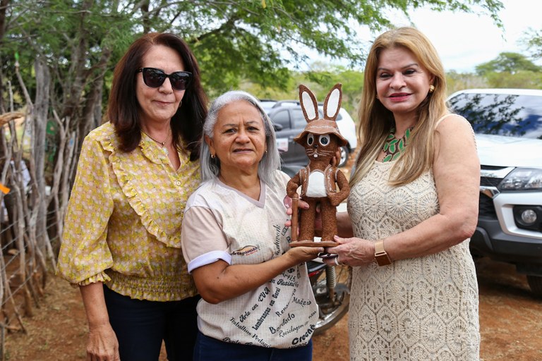 Primeira-dama do Estado visita comunidade quilombola e conhece riqueza artesanal que será homenageada no 37° Salão do Artesanato Paraibano