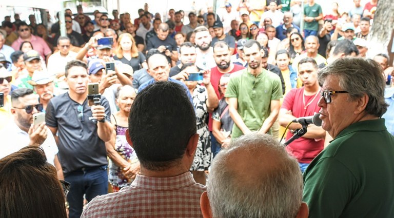 João Azevêdo inaugura travessias urbanas e inspeciona obras de educação em Juarez Távora e Serra Redonda