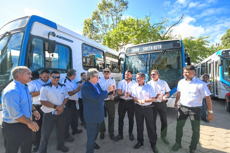 João Azevêdo acompanha entrega de 10 novos ônibus para o sistema de transporte púbico da Região Metropolitana de João Pessoa