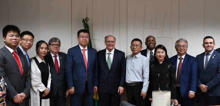 João Azevêdo se reúne com Geraldo Alckmin e consolida implantação de fábrica chinesa para a produção de insulina na Paraíba