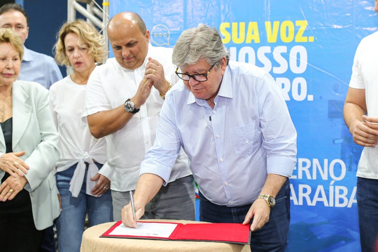 João Azevêdo participa do ODE em Princesa Isabel, entrega equipamentos para a região e dialoga com a população