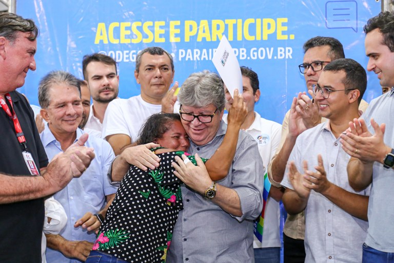 João Azevêdo entrega benefícios no valor de R$ 37 milhões e ouve novas demandas da população durante audiência do ODE em Santa Luzia