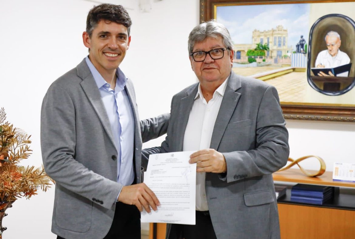 Governador João Azevêdo recebe deputado Tovar Correia Lima em audiência