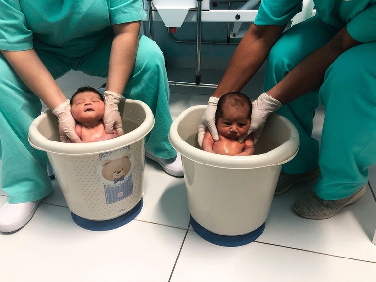 Hospital Edson Ramalho promove relaxamento e bem-estar aos bebês com banho de ofurô