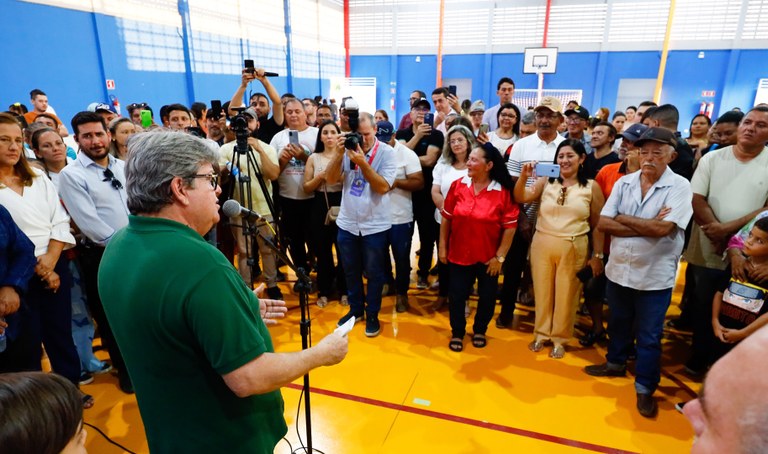 João Azevêdo inaugura escola em Itatuba e visita obras de segurança hídrica e de habitação em Ingá