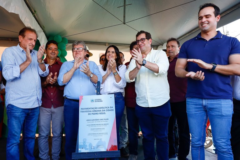 João Azevêdo entrega travessias urbanas e ambulância do programa Coração Paraibano em Lagoa de Dentro e Pedro Régis