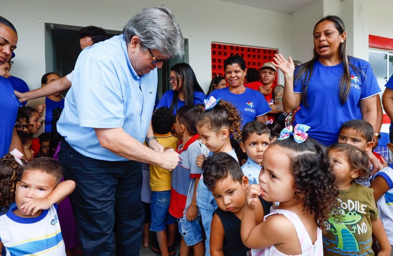 João Azevêdo inaugura travessias urbanas e inspeciona obras da educação em Serra da Raiz, Duas Estradas e Caiçara