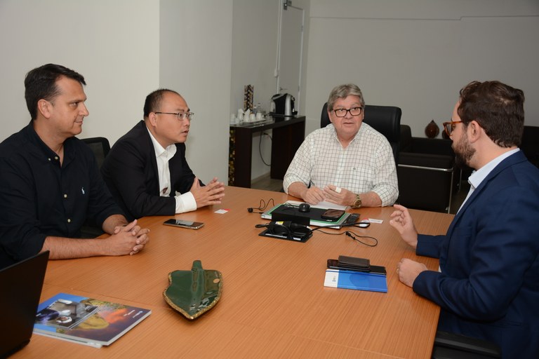 João Azevêdo discute com grupo chinês sobre implantação do Complexo Eólico Serra da Palmeira na Paraíba