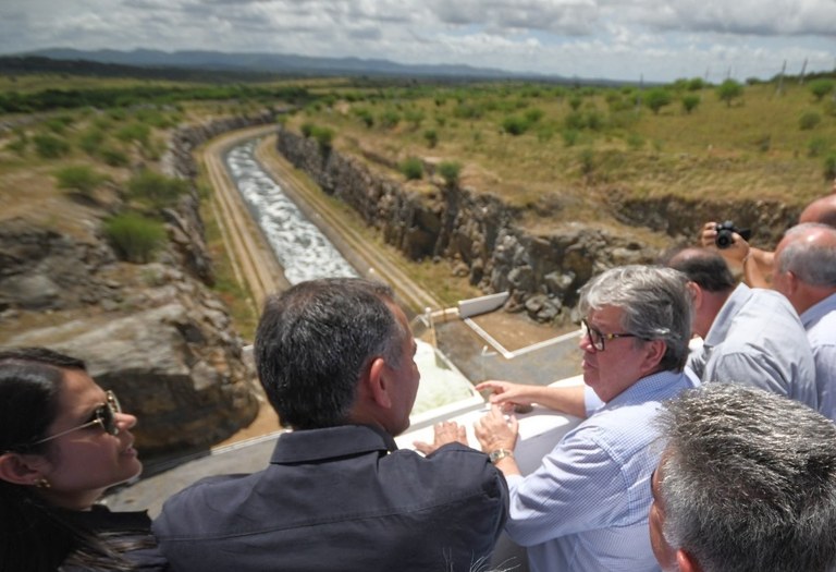 João Azevêdo destaca importância na segurança hídrica da Paraíba durante visita às obras do Canal Acauã-Araçagi com ministro Waldez Góes
