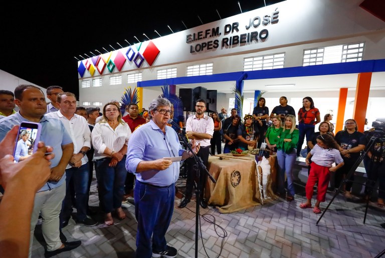 João Azevêdo inaugura escola e travessias urbanas em Rio Tinto e Baía da Traição