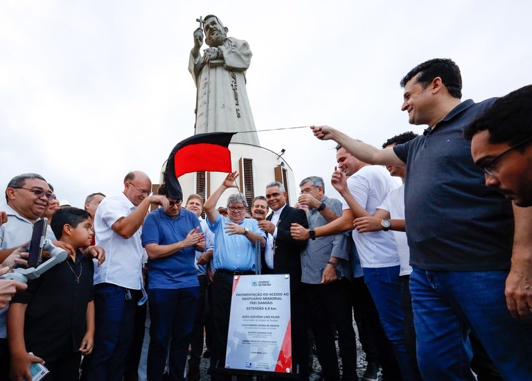 João Azevêdo inaugura estrada, travessias urbanas e reforma de escola em Pirpirituba e Guarabira