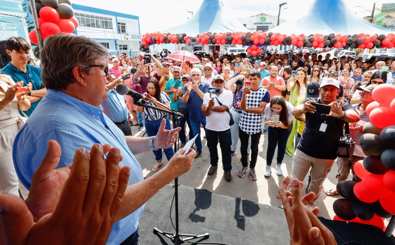 João Azevêdo entrega travessias urbanas e ambulância do Coração Paraibano em Borborema e Serraria