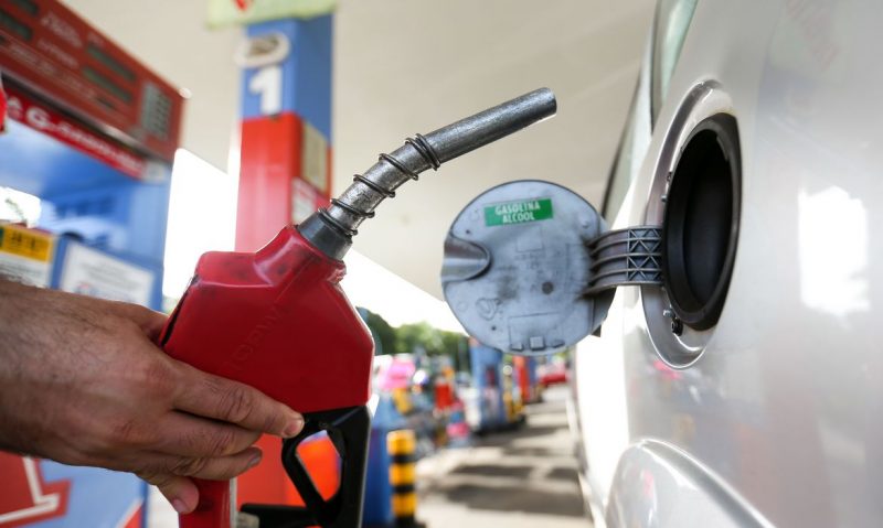 Começa a vigorar aumento no preço da gasolina; Procon autua distribuidora em JP