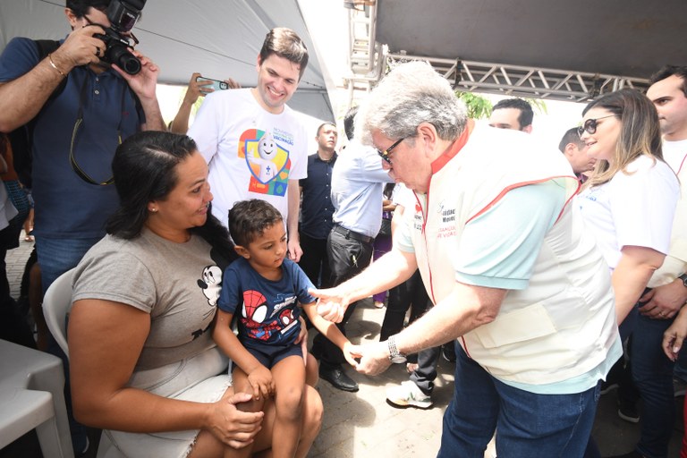 João Azevêdo abre Campanha de Multivacinação e entrega unidade móvel ao Hemocentro para coleta de sangue