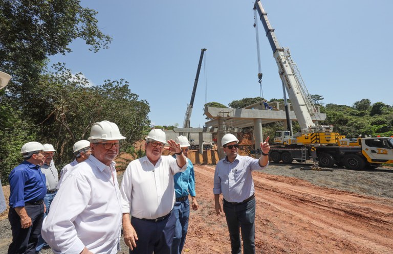 João Azevêdo inspeciona obras das Três Ruas, nos Bancários, e destaca importância do investimento para a mobilidade urbana de João Pessoa