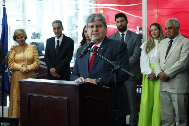 João Azevêdo prestigia lançamento de livro em homenagem a José Maranhão e destaca legado de ex-senador