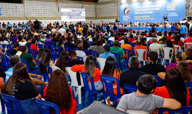 João Azevêdo participa do ODE em São Bento, discute prioridades da população e entrega benefícios à região