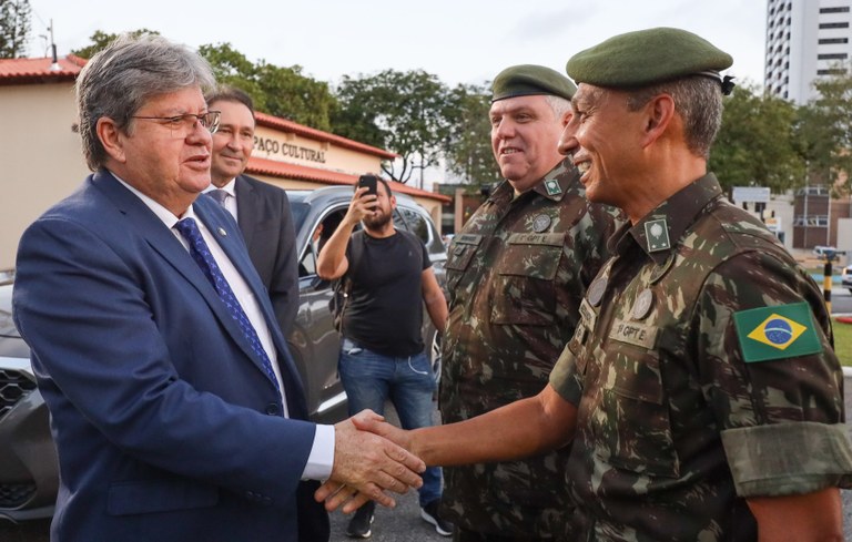 João Azevêdo prestigia passagem de comando do 1º Grupamento de Engenharia