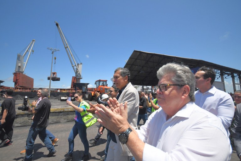 João Azevêdo entrega dragagem, armazéns e implanta projeto Porto Cidade com ações de inclusão social em Cabedelo